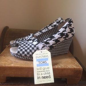 TOMS Houndstooth Peeptoe Wedges Size 8 1/2 NWT